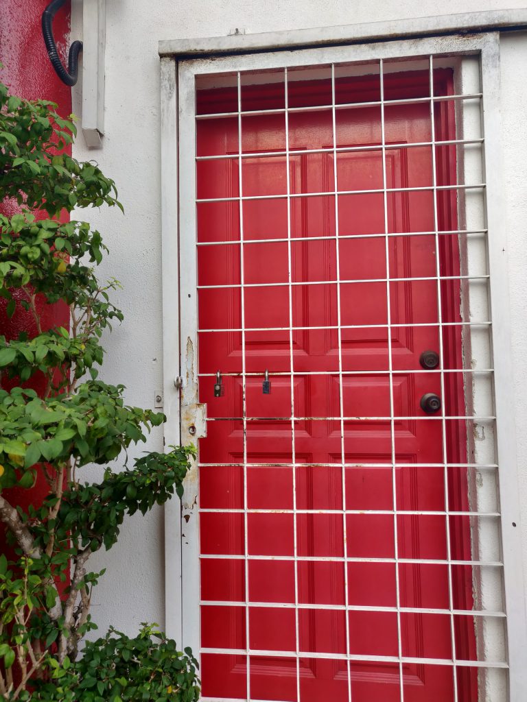 beveiligde rode deur